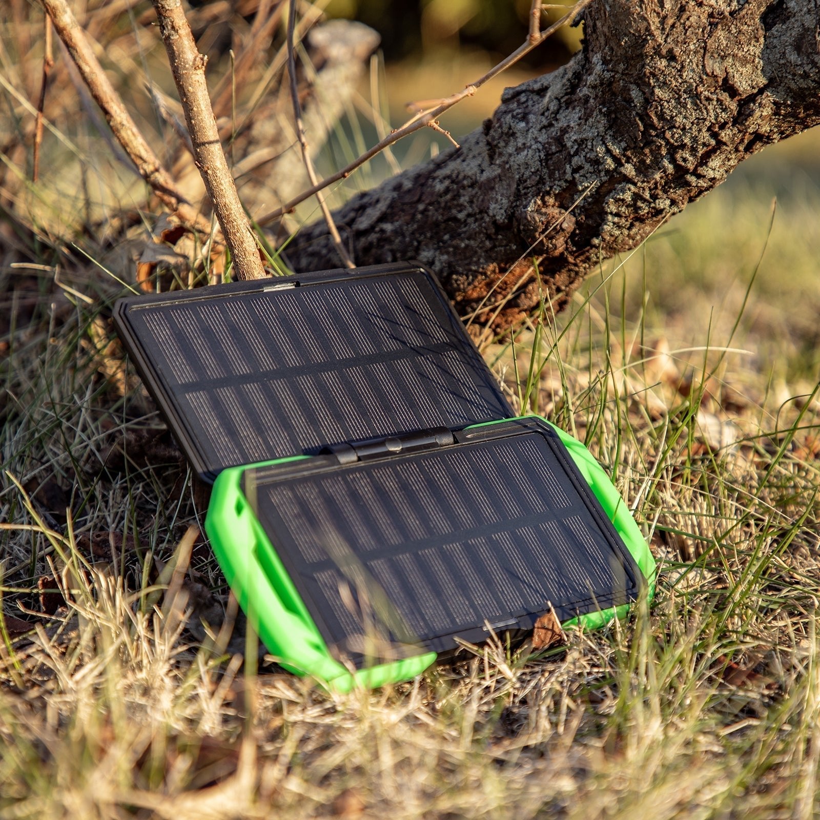 Kodiak® Klutch® 10000 mAh Power Bank with USB or Solar Charging and 1100 Lumen Work Light